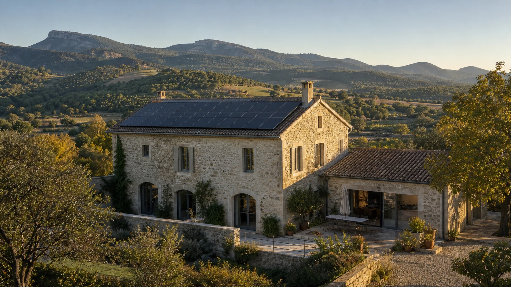 Bâtiment rural de Drôme équipé de panneaux solaires